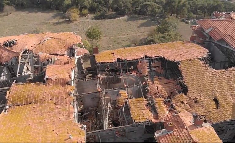Το Ορφανοτροφείο καταρρέει