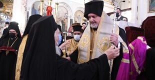 Ο Οικουμενικός Πατριάρχης ασπάζεται τον Μητροπολίτη Χαλκηδόνος